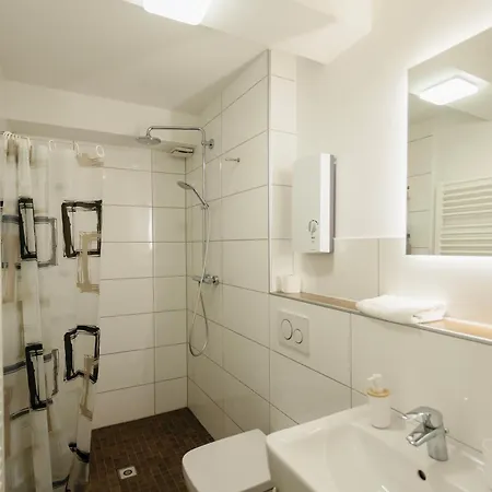 Central Apartment With Terrace Duisburg Exterior foto